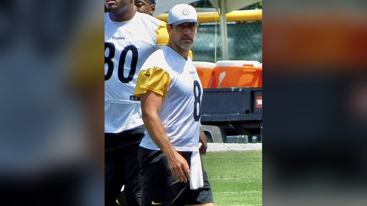 Aaron Rodgers in a white Steelers practice jersey at Pittsburgh's 2025 training camp
