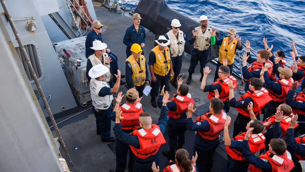 U.S. Navy destroyer USS Mason steams on the Red Sea during replenishment-at-sea operations under clear skies