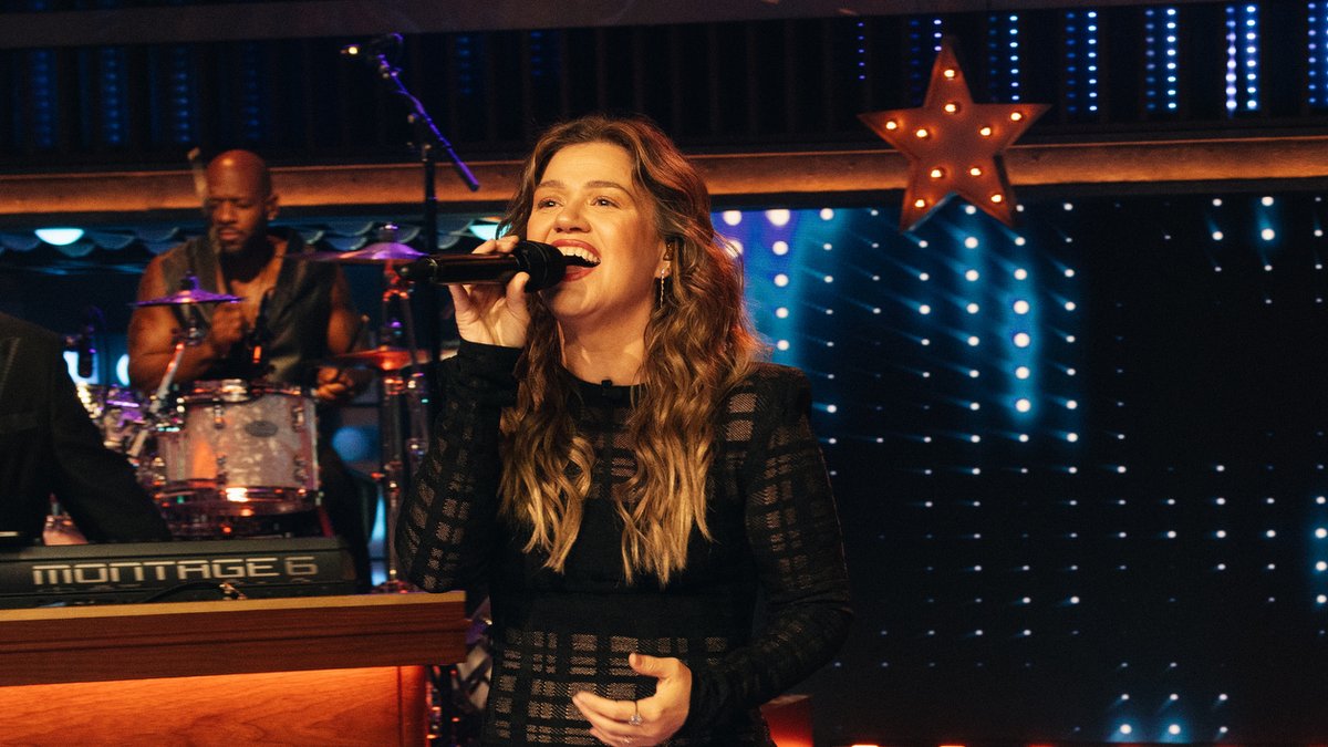 Kelly Clarkson singing on stage