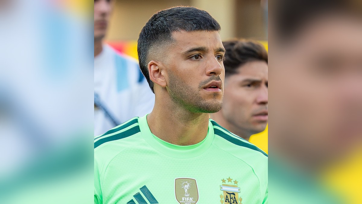 Goalkeeper Gerónimo Rulli in a green Argentina kit