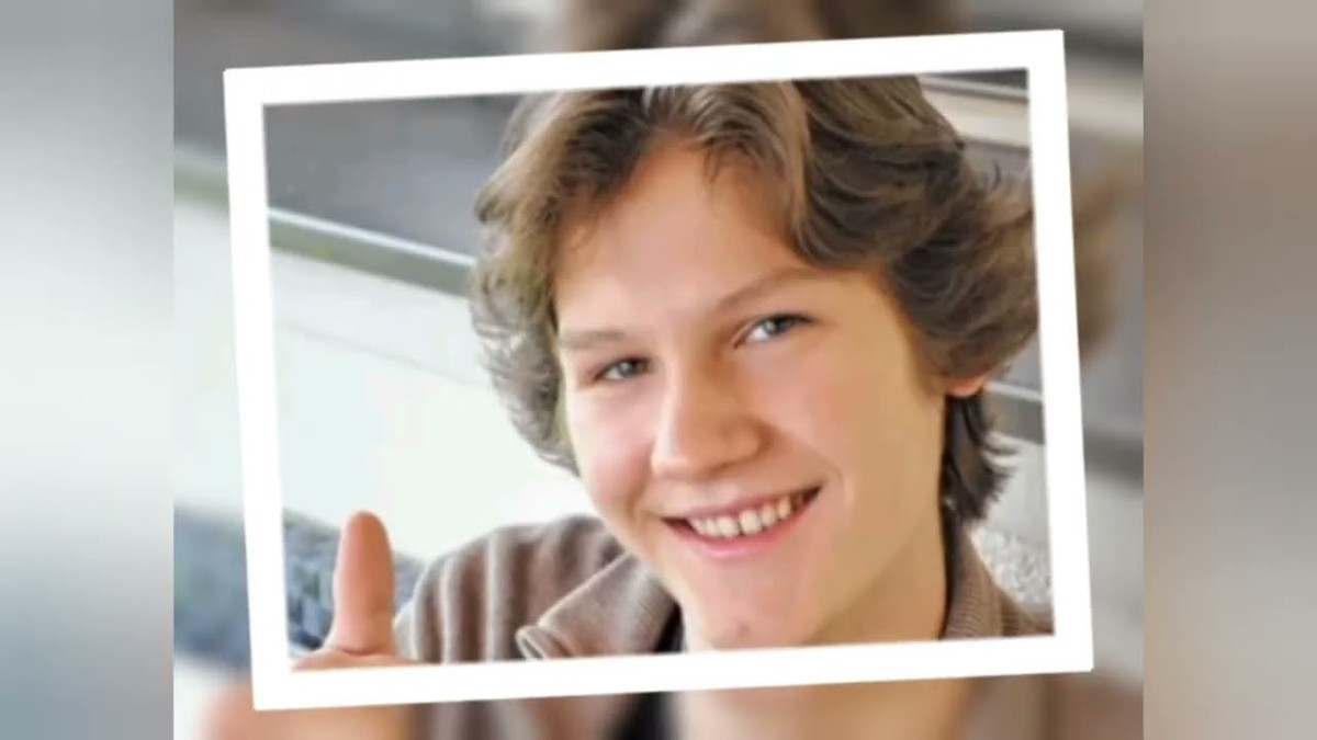 A smiling young Manuel Otto giving a thumbs-up in a white photo frame