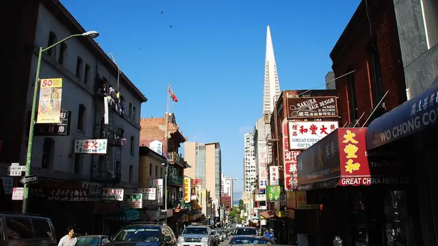 Shops and signs along Washington Street in San Francisco's Chinatown