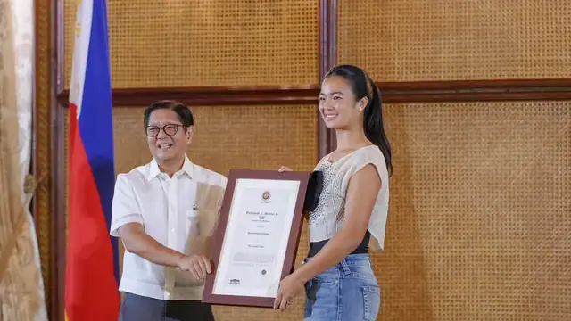 Alex Eala smiling as Philippine President Ferdinand Marcos Jr. hands her a framed award at Malacañang in July 2026