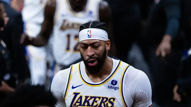 Anthony Davis in a white Los Angeles Lakers jersey and headband during a 2023 game
