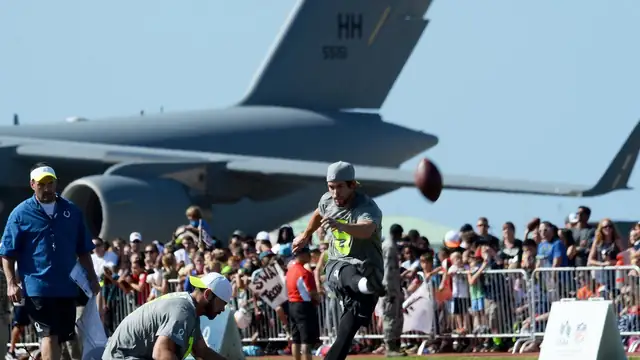 Justin Tucker practices a field goal before the 2014 Pro Bowl in Hawaii