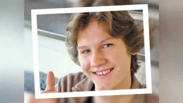 A smiling young Manuel Otto giving a thumbs-up in a white photo frame